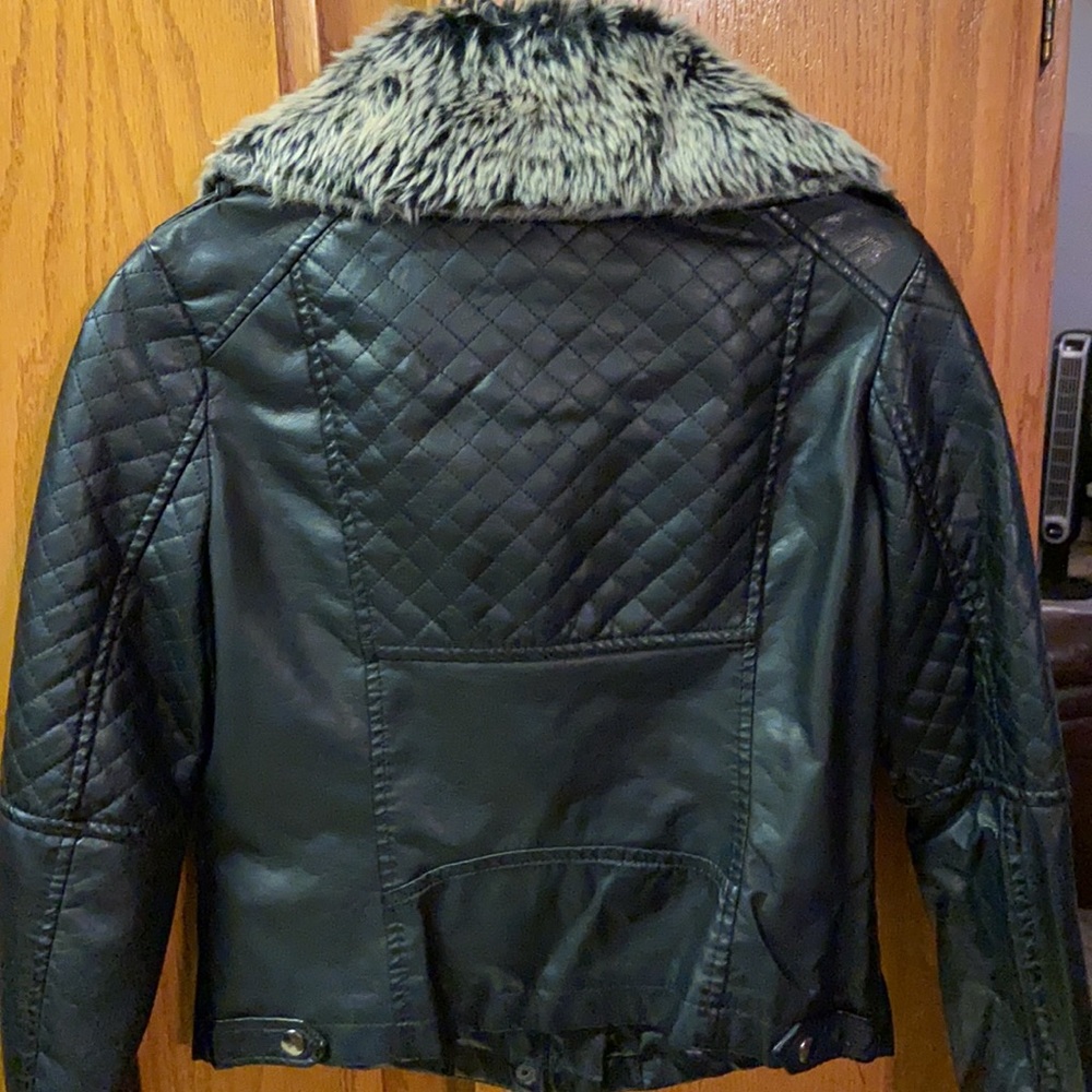 Black faux leather jacket by J2 Size Small - Picture 3 of 4